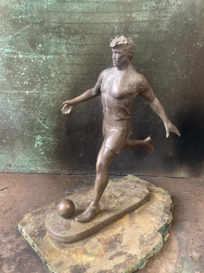 Скульптура "Футболист": cкульптор Петр Лизунов