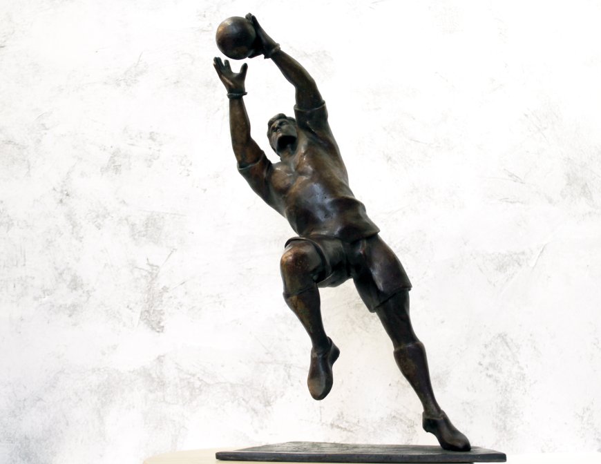 Скульптура "Футбольный вратарь"